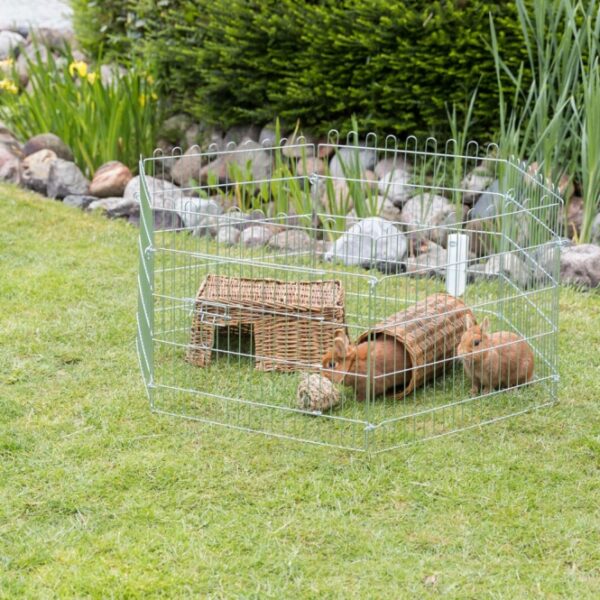 Diese hochwertige Metall-Gartenbox besteht aus 6 stabilen Elementen mit den Maßen 63 × 58 cm und bietet Ihnen eine praktische Lösung für die Aufbewahrung im Freien. Mit einer Tür ausgestattet, ermöglicht sie einfachen Zugang zu Ihren Utensilien. Die Box ist erweiterbar durch zusätzliche Elemente, was sie besonders flexibel macht. Heringe sind im Lieferumfang enthalten, sodass Sie die Gartenbox sicher im Boden verankern können. Dank der verzinkten Oberfläche ist sie wetterfest und langlebig. Die Gesamtmaße betragen ca. ø 126 × 58 cm, ideal für jeden Garten oder Balkon. Sichern Sie sich jetzt diese praktische und stilvolle Aufbewahrungslösung für Ihren Außenbereich!