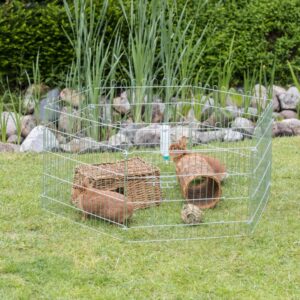 Diese hochwertige Metall-Gartenbox besteht aus 6 stabilen Elementen mit den Maßen 63 × 58 cm und bietet Ihnen eine praktische Lösung für die Aufbewahrung im Freien. Mit einer Tür ausgestattet, ermöglicht sie einfachen Zugang zu Ihren Utensilien. Die Box ist erweiterbar durch zusätzliche Elemente, was sie besonders flexibel macht. Heringe sind im Lieferumfang enthalten, sodass Sie die Gartenbox sicher im Boden verankern können. Dank der verzinkten Oberfläche ist sie wetterfest und langlebig. Die Gesamtmaße betragen ca. ø 126 × 58 cm, ideal für jeden Garten oder Balkon. Sichern Sie sich jetzt diese praktische und stilvolle Aufbewahrungslösung für Ihren Außenbereich!