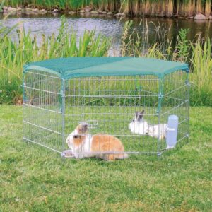 Dieses hochwertige Polyethylen-Schutznetz ist ideal für 6-eckige Freigehege mit 58 cm breiten Elementen. Es bietet optimalen Schutz für Ihre Tiere, indem es das Hinausspringen verhindert und gleichzeitig Schutz vor Greifvögeln und Katzen gewährleistet. Die spezielle Konstruktion mit einer geschlossenen Hälfte als Sonnenschutz sorgt für ein angenehmes Klima im Freigehege. Dank des praktischen Gummizugs lässt sich das Netz einfach und schnell befestigen. Mit einer Maschenweite von 1 × 1 cm ist es zudem wetterfest und langlebig. Bitte beachten Sie, dass im Lieferumfang ausschließlich das Schutznetz enthalten ist – kein Freigehege. Schützen Sie Ihre Tiere effektiv und genießen Sie die Sicherheit, die dieses hochwertige Schutznetz bietet!
