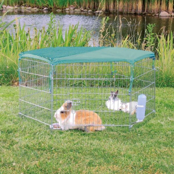 Dieses hochwertige Polyethylen-Schutznetz ist ideal für 6-eckige Freigehege mit 58 cm breiten Elementen. Es bietet optimalen Schutz für Ihre Tiere, indem es das Hinausspringen verhindert und gleichzeitig Schutz vor Greifvögeln und Katzen gewährleistet. Die spezielle Konstruktion mit einer geschlossenen Hälfte als Sonnenschutz sorgt für ein angenehmes Klima im Freigehege. Dank des praktischen Gummizugs lässt sich das Netz einfach und schnell befestigen. Mit einer Maschenweite von 1 × 1 cm ist es zudem wetterfest und langlebig. Bitte beachten Sie, dass im Lieferumfang ausschließlich das Schutznetz enthalten ist – kein Freigehege. Schützen Sie Ihre Tiere effektiv und genießen Sie die Sicherheit, die dieses hochwertige Schutznetz bietet!