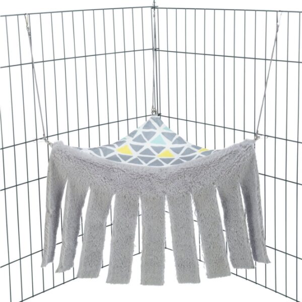 Dieser praktische Plüsch-Hängesitz ist ideal für Kleinnager und Kaninchen und bietet einen gemütlichen Rückzugsort in ihrem Zuhause. Mit den Maßen von 41 × 27 × 23 cm passt er perfekt in jeden Käfig und ist einfach zum Einhängen. Hergestellt aus hochwertigem Polyester, sorgt der weiche Plüsch für maximalen Komfort und Sicherheit. Die Handwäsche ermöglicht eine einfache Reinigung, sodass der Hängesitz stets hygienisch bleibt. Gönnen Sie Ihrem Haustier diesen komfortablen Rückzugsort – für glückliche und zufriedene Kleinnager!