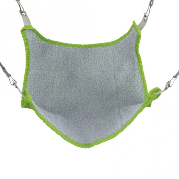 Diese gemütliche Hängematte in Baumwolle mit Lammfell-Optik (Polyester) ist der perfekte Rückzugsort für Ihre kleinen Haustiere wie Frettchen und Ratten. Mit einer praktischen Größe von ca. 45 × 45 cm bietet sie ausreichend Platz zum Entspannen und Spielen. Die Hängematte ist in verschiedenen Farben erhältlich, wobei die Farbwahl je nach Lagerbestand erfolgt. Sie lässt sich unkompliziert per Handwäsche reinigen, was sie besonders pflegeleicht macht. Gönnen Sie Ihren Lieblingen diese hochwertige und günstige Hängematte für mehr Komfort und Freude!