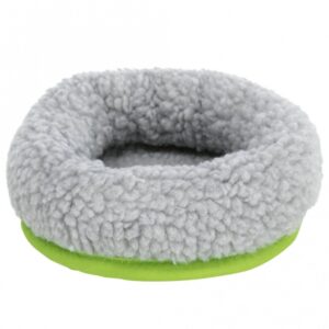 Das Kuschelbett für Kleintiere ist die perfekte Wahl für alle, die ihren kleinen Freunden einen gemütlichen Rückzugsort bieten möchten. Mit einer Unterseite aus strapazierfähigem blauen Nylon und einem Innenraum, der vollständig mit weichem Lammfell-Imitat ausgestattet ist, sorgt es für höchsten Komfort. Besonders praktisch: Im Sommer kann das Bett einfach gewendet werden, sodass Ihr Tier auf dem kühleren Nylonmaterial liegen kann. Die hochwertige Polyestervliesfüllung und der pflegeleichte Polyesterbezug garantieren eine einfache Reinigung bei 30°C per Handwäsche. Mit Außenmaßen von ca. 16 x 13 x 3,5 cm und einer Liegefläche von ca. 8,5 x 6,5 cm eignet sich dieses Kuschelbett ideal für Mäuse und Hamster. Bitte beachten Sie, dass die Farbwahl je nach Lagerbestand erfolgt. Gönnen Sie Ihrem kleinen Liebling ein kuscheliges Zuhause!