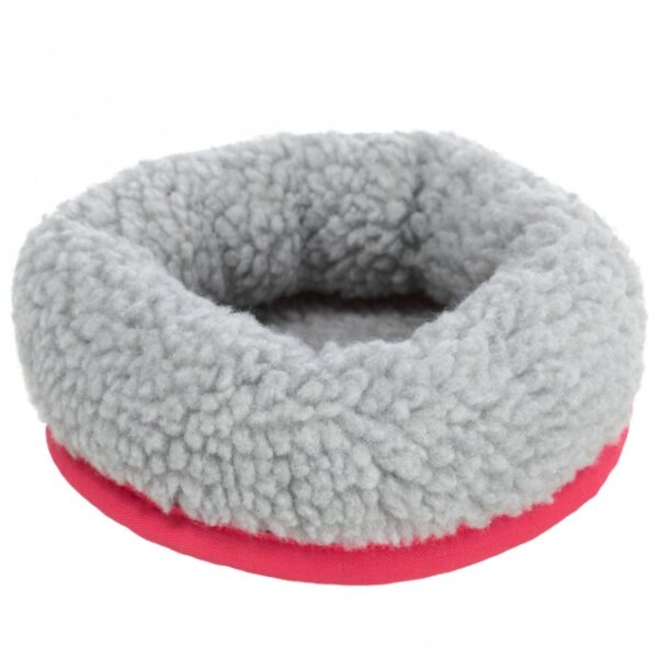 Das Kuschelbett für Kleintiere ist die perfekte Wahl für alle, die ihren kleinen Freunden einen gemütlichen Rückzugsort bieten möchten. Mit einer Unterseite aus strapazierfähigem blauen Nylon und einem Innenraum, der vollständig mit weichem Lammfell-Imitat ausgestattet ist, sorgt es für höchsten Komfort. Besonders praktisch: Im Sommer kann das Bett einfach gewendet werden, sodass Ihr Tier auf dem kühleren Nylonmaterial liegen kann. Die hochwertige Polyestervliesfüllung und der pflegeleichte Polyesterbezug garantieren eine einfache Reinigung bei 30°C per Handwäsche. Mit Außenmaßen von ca. 16 x 13 x 3,5 cm und einer Liegefläche von ca. 8,5 x 6,5 cm eignet sich dieses Kuschelbett ideal für Mäuse und Hamster. Bitte beachten Sie, dass die Farbwahl je nach Lagerbestand erfolgt. Gönnen Sie Ihrem kleinen Liebling ein kuscheliges Zuhause!