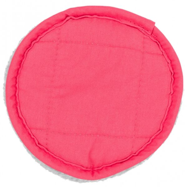 Das Kuschelbett für Kleintiere ist die perfekte Wahl für alle, die ihren kleinen Freunden einen gemütlichen Rückzugsort bieten möchten. Mit einer Unterseite aus strapazierfähigem blauen Nylon und einem Innenraum, der vollständig mit weichem Lammfell-Imitat ausgestattet ist, sorgt es für höchsten Komfort. Besonders praktisch: Im Sommer kann das Bett einfach gewendet werden, sodass Ihr Tier auf dem kühleren Nylonmaterial liegen kann. Die hochwertige Polyestervliesfüllung und der pflegeleichte Polyesterbezug garantieren eine einfache Reinigung bei 30°C per Handwäsche. Mit Außenmaßen von ca. 16 x 13 x 3,5 cm und einer Liegefläche von ca. 8,5 x 6,5 cm eignet sich dieses Kuschelbett ideal für Mäuse und Hamster. Bitte beachten Sie, dass die Farbwahl je nach Lagerbestand erfolgt. Gönnen Sie Ihrem kleinen Liebling ein kuscheliges Zuhause!