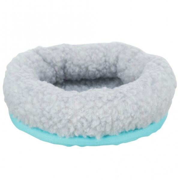 Das Kuschelbett für Kleintiere ist die perfekte Wahl für alle, die ihren kleinen Freunden einen gemütlichen Rückzugsort bieten möchten. Mit einer Unterseite aus strapazierfähigem blauen Nylon und einem Innenraum, der vollständig mit weichem Lammfell-Imitat ausgestattet ist, sorgt es für höchsten Komfort. Besonders praktisch: Im Sommer kann das Bett einfach gewendet werden, sodass Ihr Tier auf dem kühleren Nylonmaterial liegen kann. Die hochwertige Polyestervliesfüllung und der pflegeleichte Polyesterbezug garantieren eine einfache Reinigung bei 30°C per Handwäsche. Mit Außenmaßen von ca. 16 x 13 x 3,5 cm und einer Liegefläche von ca. 8,5 x 6,5 cm eignet sich dieses Kuschelbett ideal für Mäuse und Hamster. Bitte beachten Sie, dass die Farbwahl je nach Lagerbestand erfolgt. Gönnen Sie Ihrem kleinen Liebling ein kuscheliges Zuhause!