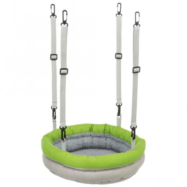 Entdecken Sie das extra große Kuschelbett, das perfekt für alle Arten von Nagern und Kleintieren wie Ratten und Chinchillas geeignet ist. Dieses hochwertige Bett besteht aus strapazierfähigem Nylon und weichem Lammfellimitat, gefüllt mit hochwertigem Polyestervlies, um maximalen Komfort zu bieten. Dank der stufenlos verstellbaren und abnehmbaren Nylongurte lässt sich das Bett problemlos in jedem Käfiggitter einhängen. Es ist wendbar und verfügt über einen verstärkten Boden mit einer stabilen Pappeinlage, die Langlebigkeit garantiert. Die Reinigung ist einfach, da das Bett bei 30° per Handwäsche gewaschen werden kann. Mit einem Durchmesser von ca. 25 cm und einer Höhe von ca. 8 cm ist es die ideale Schlafgelegenheit für Ihre kleinen Freunde. Bitte beachten Sie, dass die Farbwahl je nach Lagerbestand erfolgt, mögliche Farben sind Braun-Natur und Grün-Grau. Sorgen Sie für das Wohlbefinden Ihrer Haustiere mit diesem praktischen und gemütlichen Kuschelbett – die beste Wahl für kleine Nager!