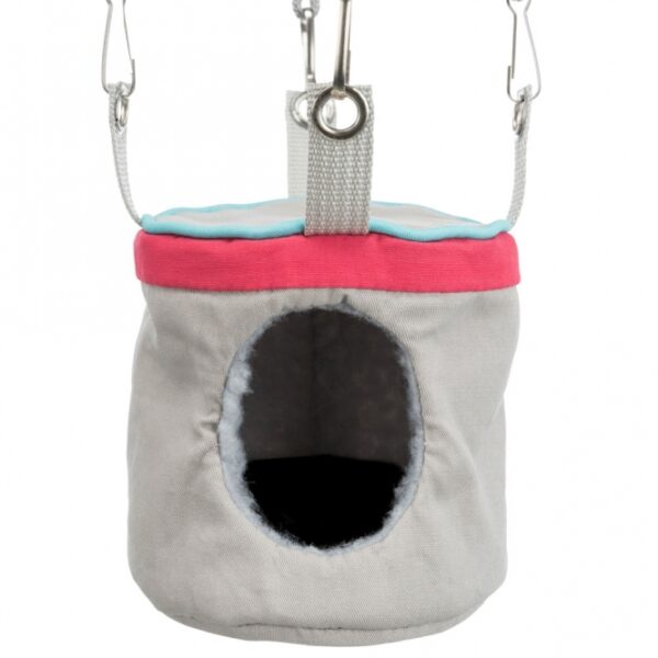 Entdecken Sie unser hochwertiges Hängespielzeug aus Baumwolle in Lammfell-Optik (Polyester), ideal für kleine Haustiere wie Mäuse und Hamster. Dieses praktische Spielzeug kann einfach eingehängt werden und sorgt für stundenlangen Spielspaß. Es ist in verschiedenen Farben erhältlich, wobei die Auswahl aufgrund des Lagerbestands variieren kann. Die handliche Größe von ca. ø 10 × 9 cm macht es perfekt für den Einsatz in kleinen Käfigen. Zudem lässt sich das Spielzeug unkompliziert per Handwäsche reinigen, sodass es immer hygienisch bleibt. Gönnen Sie Ihrem Haustier ein sicheres und ansprechendes Spielvergnügen mit unserem vielseitigen Hängespielzeug!