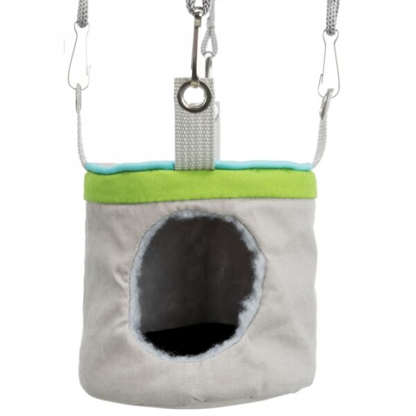 Entdecken Sie unser hochwertiges Hängespielzeug aus Baumwolle in Lammfell-Optik (Polyester), ideal für kleine Haustiere wie Mäuse und Hamster. Dieses praktische Spielzeug kann einfach eingehängt werden und sorgt für stundenlangen Spielspaß. Es ist in verschiedenen Farben erhältlich, wobei die Auswahl aufgrund des Lagerbestands variieren kann. Die handliche Größe von ca. ø 10 × 9 cm macht es perfekt für den Einsatz in kleinen Käfigen. Zudem lässt sich das Spielzeug unkompliziert per Handwäsche reinigen, sodass es immer hygienisch bleibt. Gönnen Sie Ihrem Haustier ein sicheres und ansprechendes Spielvergnügen mit unserem vielseitigen Hängespielzeug!