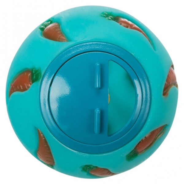 Dieser hochwertige Snackball für Kleintiere, ideal für Kaninchen und andere kleine Haustiere, besteht aus robustem Kunststoff und bietet eine unterhaltsame Möglichkeit, Snacks durch Rollbewegungen herauszulassen. Durch die verstellbare Öffnung können Sie die Leckerlieausgabe individuell regulieren, was die Geschicklichkeit Ihres Tieres fördert und gleichzeitig für stundenlangen Spielspaß sorgt. Mit einem Durchmesser von ca. 7 cm ist dieser Snackball perfekt für kleine Tierchen geeignet. Bitte beachten Sie, dass die Farben variieren und je nach Lagerbestand ausgewählt werden. Machen Sie das Füttern zu einem spannenden Erlebnis für Ihr Haustier mit diesem praktischen und ansprechenden Snackball!