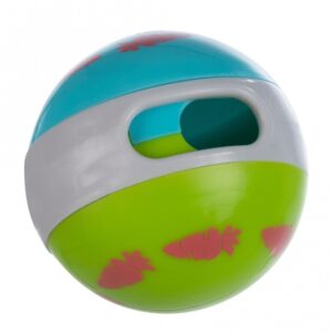 Der Snackball für Kleintiere, wie Kaninchen und Ratten, ist ein hochwertiges Spielzeug aus robustem Kunststoff, das durch Rollbewegungen leckere Snacks freigibt. Einfach die Snacks durch die verstellbare Öffnung einfüllen und beobachten, wie Ihr Haustier spielerisch seine Geschicklichkeit trainiert. Mit einem Durchmesser von ca. 6 cm ist dieser Snackball ideal für kleine Tiere und sorgt für stundenlangen Spielspaß. Die regulierbare Öffnung ermöglicht es Ihnen, die Schwierigkeit anzupassen und die Leckerlieausgabe zu steuern. Bitte beachten Sie, dass die Farben von der Abbildung abweichen können. Holen Sie sich jetzt diesen praktischen Snackball für Ihr Haustier und fördern Sie dessen Aktivität und geistige Fitness!