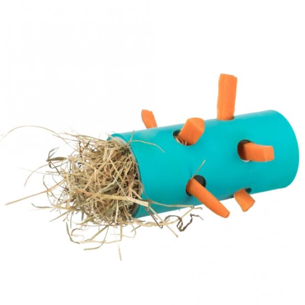 Dieser hochwertige Futterspender aus Kunststoff/TPR ist ideal für die artgerechte Beschäftigung von Kaninchen und Meerschweinchen. Er bietet eine spannende geistige Herausforderung, da er mit Heu, Gräsern, Obst, Gemüse oder anderen Leckerlis befüllt werden kann. Mit einem Durchmesser von ca. 5,5 cm und einer Länge von 12 cm ist er perfekt für die tägliche Futtergabe geeignet und sorgt für eine unterhaltsame Fütterung. Die laufruhige Gummiummantelung gewährleistet, dass der Futterspender leise bleibt, während Ihr Haustier spielt und frisst. Bitte beachten Sie, dass die Farbwahl je nach Lagerbestand erfolgt, was jedoch die Freude an diesem nützlichen Produkt nicht mindert. Entdecken Sie jetzt diesen praktischen Futterspender für Ihre kleinen Lieblinge!