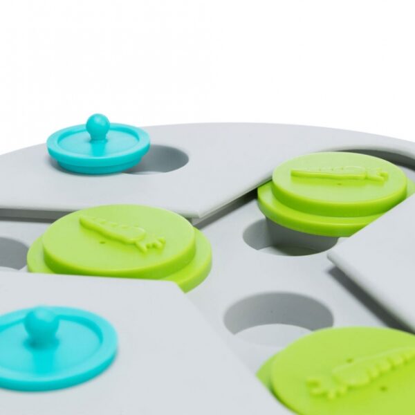 Dieses innovative Brettspiel für Haustiere bietet drei verschiedene Deckel mit Vertiefungen und Schiebedeckeln, die Ihre Tiere durch verschiedene Öffnungstechniken zu ihrer Belohnung führen. Es sorgt für artgerechte Beschäftigung und fördert die geistige Herausforderung von Kaninchen und Meerschweinchen. Der rutschfeste Gummiring sorgt dafür, dass das Spielzeug stabil bleibt, während Ihre Tiere spielen. Hergestellt aus hochwertigem Kunststoff, ist es nicht nur langlebig, sondern auch spülmaschinengeeignet für eine einfache Reinigung. Mit einem Durchmesser von ca. 23 cm ist dieses Spielzeug ideal für kleine Haustiere. Bitte beachten Sie, dass das Spielzeug nur zeitlich begrenzt unter Aufsicht angeboten werden sollte und nach der Fütterung wieder entfernt werden muss. Fördern Sie das Wohlbefinden Ihres Haustieres mit diesem interaktiven Spielzeug!