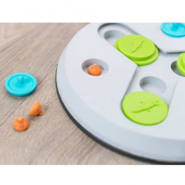 Dieses innovative Brettspiel für Haustiere bietet drei verschiedene Deckel mit Vertiefungen und Schiebedeckeln, die Ihre Tiere durch verschiedene Öffnungstechniken zu ihrer Belohnung führen. Es sorgt für artgerechte Beschäftigung und fördert die geistige Herausforderung von Kaninchen und Meerschweinchen. Der rutschfeste Gummiring sorgt dafür, dass das Spielzeug stabil bleibt, während Ihre Tiere spielen. Hergestellt aus hochwertigem Kunststoff, ist es nicht nur langlebig, sondern auch spülmaschinengeeignet für eine einfache Reinigung. Mit einem Durchmesser von ca. 23 cm ist dieses Spielzeug ideal für kleine Haustiere. Bitte beachten Sie, dass das Spielzeug nur zeitlich begrenzt unter Aufsicht angeboten werden sollte und nach der Fütterung wieder entfernt werden muss. Fördern Sie das Wohlbefinden Ihres Haustieres mit diesem interaktiven Spielzeug!