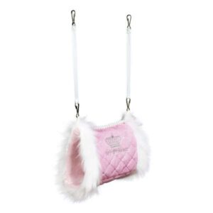 Entdecken Sie die zauberhafte My Princess-Kollektion von Maja Prinzessin von Hohenzollern, die speziell für Kleintiere und Nager entwickelt wurde! Diese elegante Kuschelhöhle zum Einhängen in den Käfig ist mit einem hochwertigen, gesteppten Kurzhaar-Plüsch-Bezug und einer bequemen Schaumstoff-Füllung ausgestattet. Die stilvolle My Princess-Stickerei und die dekorative Zierkordel verleihen der Prinzessinnen-Residenz einen besonderen Charme. Die Kuschelhöhle ist bei 30° C per Handwäsche leicht zu reinigen und eignet sich ideal für Mäuse und Hamster. Mit den Maßen von ca. 9 x 12 x 16 cm und in einem süßen Rosa ist sie nicht nur funktional, sondern auch ein echter Blickfang in jedem Käfig. Durch den Kauf dieser Produkte unterstützen Sie zudem ein wichtiges Tierschutzprojekt. Weitere Informationen finden Sie auf www.prinzessin-von-hohenzollern.trixie.de. Gönnen Sie Ihrem kleinen Freund den ultimativen Komfort mit dieser hochwertigen Kuschelhöhle!
