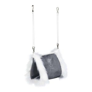 Entdecken Sie die edle My Prince-Kollektion, entworfen von Maja Prinzessin von Hohenzollern, die speziell für Kleintiere und Nager entwickelt wurde. Diese hochwertige Kuschelhöhle zum Einhängen in den Käfig bietet einen besonders weichen Kurzhaar-Plüsch-Bezug und eine bequeme Schaumstoff-Füllung, die Ihrem kleinen Freund einen gemütlichen Rückzugsort bietet. Die stilvolle My Prince-Stickerei und die dekorative Zierkordel verleihen der Prinzen-Residenz einen eleganten Touch. Die Kuschelhöhle ist bei 30 °C per Handwäsche leicht zu reinigen und eignet sich ideal für Mäuse und Hamster. Mit den kompakten Maßen von ca. 9 x 12 x 16 cm und der ansprechenden grauen Farbe fügt sie sich perfekt in jeden Käfig ein. Zudem unterstützen Sie mit dem Kauf dieser Produkte ein wichtiges Tierschutzprojekt. Weitere Informationen finden Sie auf www.prinzessin-von-hohenzollern.trixie.de. Gönnen Sie Ihrem Haustier das Beste – für ein glückliches und gesundes Leben!