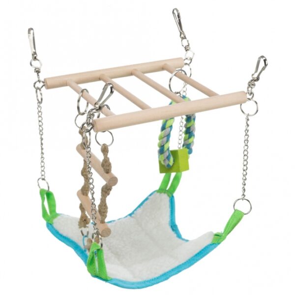 Diese hochwertige Hängebrücke zum Einhängen ins Käfiggitter verwandelt den Käfig Ihres Kleinnagers in ein wahres Kletter- und Kuschelparadies. Mit einer stabilen Holzleiter, einer bequemen Hängematte in ansprechender Nylon-/Lammfell-Optik (Polyester), einer robusten Strickleiter und einem Tauring mit Holzklotz erfüllt sie alle Wünsche Ihrer kleinen Nager. Diese Hängebrücke ist ideal für Mäuse und Hamster und sorgt für stundenlangen Spielspaß und Entspannung. Mit den kompakten Maßen von ca. 17 x 22 x 15 cm passt sie perfekt in jeden Käfig. Gönnen Sie Ihrem Haustier das Beste – für ein glückliches und aktives Leben!
