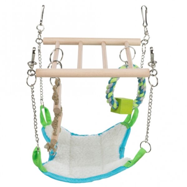 Diese hochwertige Hängebrücke zum Einhängen ins Käfiggitter verwandelt den Käfig Ihres Kleinnagers in ein wahres Kletter- und Kuschelparadies. Mit einer stabilen Holzleiter, einer bequemen Hängematte in ansprechender Nylon-/Lammfell-Optik (Polyester), einer robusten Strickleiter und einem Tauring mit Holzklotz erfüllt sie alle Wünsche Ihrer kleinen Nager. Diese Hängebrücke ist ideal für Mäuse und Hamster und sorgt für stundenlangen Spielspaß und Entspannung. Mit den kompakten Maßen von ca. 17 x 22 x 15 cm passt sie perfekt in jeden Käfig. Gönnen Sie Ihrem Haustier das Beste – für ein glückliches und aktives Leben!