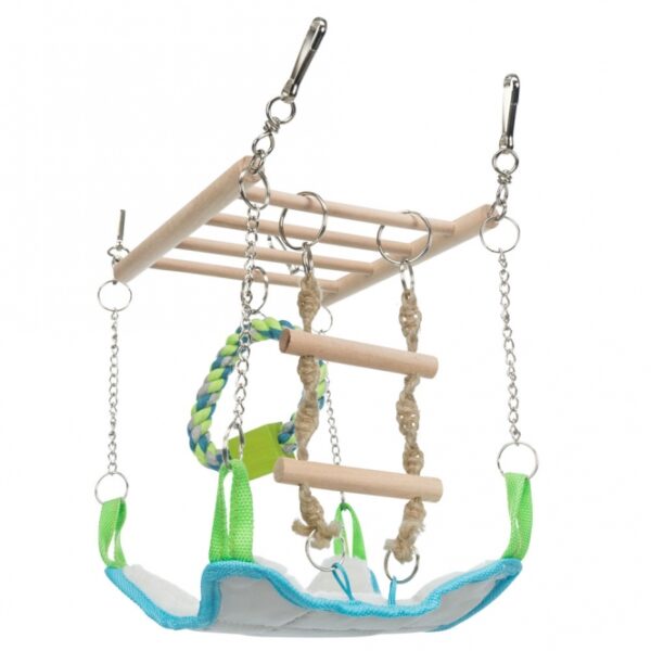Diese hochwertige Hängebrücke zum Einhängen ins Käfiggitter verwandelt den Käfig Ihres Kleinnagers in ein wahres Kletter- und Kuschelparadies. Mit einer stabilen Holzleiter, einer bequemen Hängematte in ansprechender Nylon-/Lammfell-Optik (Polyester), einer robusten Strickleiter und einem Tauring mit Holzklotz erfüllt sie alle Wünsche Ihrer kleinen Nager. Diese Hängebrücke ist ideal für Mäuse und Hamster und sorgt für stundenlangen Spielspaß und Entspannung. Mit den kompakten Maßen von ca. 17 x 22 x 15 cm passt sie perfekt in jeden Käfig. Gönnen Sie Ihrem Haustier das Beste – für ein glückliches und aktives Leben!