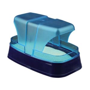 Dieses hochwertige Sandbad ist das ideale Zubehör für Ihre Nager, wie Hamster und Mäuse, um ihre Krallen und ihren Körper zu pflegen. Es sorgt nicht nur für ein geschmeidiges Fell, sondern schafft auch eine artgerechte Umgebung für Ihr Haustier. Hergestellt aus robustem Kunststoff, ist das Sandbad langlebig und einfach zu reinigen. Mit den kompakten Maßen von ca. 17 x 10 x 10 cm passt es perfekt in jeden Käfig. Die ansprechende Farbe in dunkelblau/türkis macht es zu einem attraktiven Blickfang. Bitte beachten Sie, dass die Lieferung ohne Sand erfolgt. Investieren Sie in die Gesundheit und das Wohlbefinden Ihres Nagers mit diesem praktischen Sandbad!