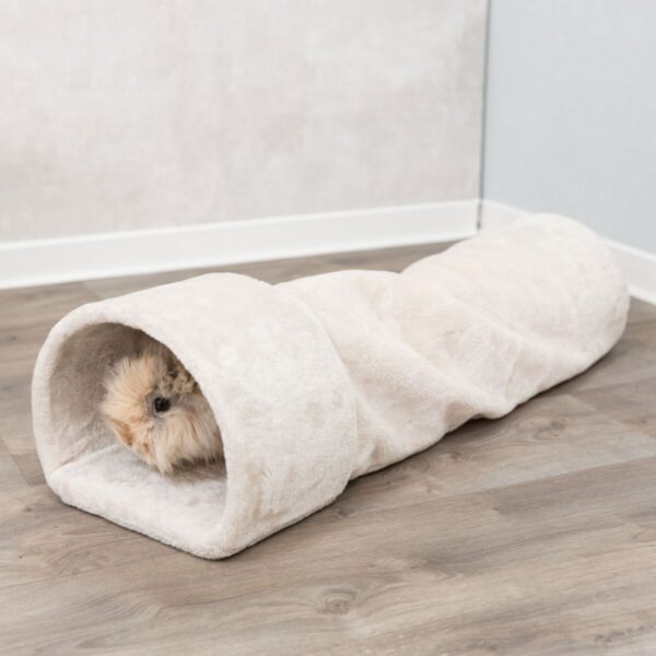 Dieser hochwertige Plüschkäfig für kleine Haustiere ist ideal für Kaninchen und Meerschweinchen. Mit einem weichen Plüschbezug aus Polyester sorgt er für maximalen Komfort und eine gemütliche Umgebung. Der Käfig verfügt über zwei Eingänge, die für einen einfachen Zugang und eine stressfreie Handhabung sorgen. Dank der stabilen Konstruktion mit verstärkten Ein- und Ausgängen bietet er sicheren Halt und schützt Ihr Tier. Mit den kompakten Maßen von ca. 27 x 21 x 80 cm passt er perfekt in jedes Zuhause. In einem ansprechenden Beigeton ist dieser Käfig nicht nur funktional, sondern auch ein stilvolles Accessoire für Ihr Tier. Investieren Sie in die beste Qualität für Ihr Haustier und schaffen Sie ihm einen gemütlichen Rückzugsort!