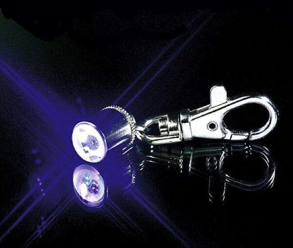 Sicherheit bei Dunkelheit ist entscheidend! Unser hochwertiger LED-Sicherheitsblinker sorgt für optimale Sichtbarkeit bis zu 800 m und ist dabei vollständig wasserfest. Mit einer praktischen Größe von 7 cm passt er perfekt in jede Tasche oder am Fahrrad. Der Blinker wird komplett mit Batterien geliefert und ist sofort einsatzbereit, sodass Sie ihn überall und jederzeit nutzen können. Schützen Sie sich und andere im Dunkeln mit diesem zuverlässigen und günstigen Sicherheitsaccessoire – ideal für Radfahrer, Wanderer und Outdoor-Enthusiasten.