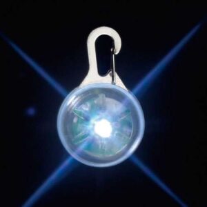 Der LED Sicherheitsblinker für Spaziergänge im Dunkeln ist das perfekte Accessoire, um die Sicherheit Ihres Hundes zu gewährleisten. Mit zwei praktischen Lichtfunktionen – einer nonstop Lichtfunktion und einer Blinkfunktion – sorgt die Blinki Disc für optimale Sichtbarkeit in der Dunkelheit. Ausgestattet mit superhellen LEDs und zwei langlebigen Batterien (CR 2016), die im Lieferumfang enthalten sind, lässt sich die Disc einfach über einen Haken am Halsband oder Geschirr befestigen. Sofort einsatzbereit, schützt sie Ihren Hund effektiv vor Unfällen mit Autos und Radfahrern. Wählen Sie aus drei attraktiven Farbvarianten: Weiß, Rot und Multicolor (Bunt). Mit einem Durchmesser von 3,5 cm ist die Blinki Disc kompakt und leicht, ideal für jede Hunderasse.