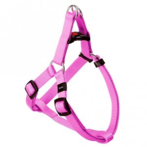 Dieser hochwertige Nylon-Hundegurt überzeugt durch seine einfache und bequeme Handhabung dank einer ausgeklügelten Konstruktion. Er ist stufenlos verstellbar und somit perfekt für Hunde mit einem Brustumfang von ca. 64 bis 95 cm geeignet. Die strapazierfähigen Materialien und die verchromten Beschläge sorgen für eine hohe Qualität und Langlebigkeit. Zudem bietet der integrierte Sicherheitsverschluss zusätzlichen Schutz für Ihren Hund. Mit einer Breite von 25 mm ist dieser Gurt sowohl komfortabel als auch robust – ideal für tägliche Spaziergänge und Abenteuer im Freien. Entdecken Sie den besten Gurt für Ihren vierbeinigen Freund!