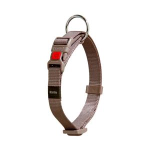 Entdecken Sie das innovative Art Sportiv Halsband mit hygienischem Frischeeffekt! Dank der fortschrittlichen Silverplus Protection wird unangenehmer, bakterienverursachter Fellgeruch im strapazierfähigen Nylonmaterial effektiv reduziert. Dieses hochwertige Halsband bietet nicht nur eine stufenlose Verstellbarkeit für optimalen Tragekomfort, sondern ist auch mit robusten verchromten Beschlägen ausgestattet. Ergänzen Sie das Halsband mit den passenden Art Sportiv Silverplus Leinen und Führleinen für ein perfektes Set. Die Sicherheitsverriegelung am Klickverschluss sorgt für zusätzlichen Schutz. Mit einer Breite von 15 mm und einer verstellbaren Länge von 30 bis 45 cm ist dieses graue Halsband die ideale Wahl für anspruchsvolle Hundebesitzer, die Wert auf Qualität und Funktionalität legen.