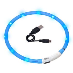Der **Visio Light LED-Schlauch** sorgt dafür, dass Ihr Hund bis zu einer Entfernung von **500 Metern** sichtbar ist, was für mehr Sicherheit beim Spaziergang in der Dämmerung oder Dunkelheit sorgt. Dieser innovative **Leuchtschlauch** benötigt keine Batterien, die oft teuer und umständlich auszutauschen sind. Stattdessen ist er mit einem **aufladbaren Li-Ion Akku** ausgestattet, der einfach über das mitgelieferte **USB-Kabel** aufgeladen werden kann, beispielsweise an einem Computer. Der **spritzwassergeschützte** Schlauch ist CE-konform und kann zwischen **Blink- und Dauerlicht** umgeschaltet werden – eine detaillierte Anleitung ist im Lieferumfang enthalten. Zudem ist der Schlauch universell kürzbar und passt auf alle Halsweiten von **20 bis 70 cm**. Wählen Sie den **blauen** LED-Schlauch für maximale Sichtbarkeit und Sicherheit Ihres Hundes.