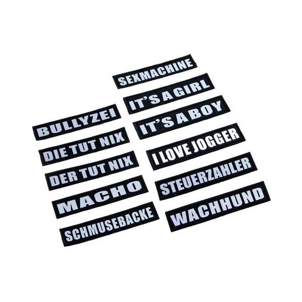 Mit unseren coolen Doggy Talk Slogans wird Ihr Hund zum Star! Diese einzigartigen Sprüche sind ideal zur Befestigung an Karlie ASP Doggy Talk Geschirren oder Karlie Xtreme Geschirren (Art-Nr. 69670-VAR und 69690-VAR). Sie haben die Möglichkeit, die Slogans direkt am Geschirr anzubringen oder außen auf den praktischen Satteltaschen (69695-VAR) zu befestigen. Die reflektierende Schrift sorgt dafür, dass Ihr Hund auch bei Dämmerung gut sichtbar ist. Jeder Slogan wird im praktischen Doppelpack geliefert und hat die Maße 13 x 3 cm. **Wichtig:** Diese Slogans sind nicht kompatibel mit den Karlie Teeny-Weeny Minihund-Geschirren – hierfür empfehlen wir die speziellen Karlie Teeny-Weeny Slogan-Sets! Holen Sie sich jetzt die besten Slogans für Ihr Hundegeschirr und machen Sie jeden Spaziergang zum Highlight!