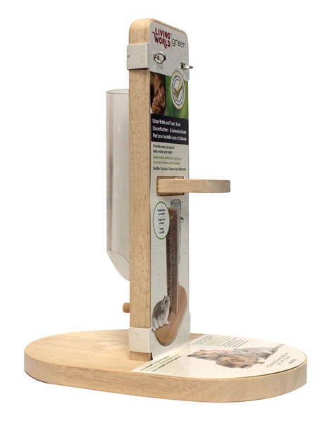 **Optimierte Produktbeschreibung für LivingWorld Green Flaschenständer** Entdecken Sie den LivingWorld Green Flaschenständer – die perfekte Lösung für eine naturnahe Umgebung Ihres Kleintiers. Dieser hochwertige Flaschenständer wurde speziell für die beliebten Hagen LivingWorld ECO+ Glastränken entwickelt und bietet ein zusätzliches Fach für Knabberstangen. Hergestellt aus umweltfreundlichem Gummibaumholz, ermöglicht er Ihrem Tier einen einfachen Zugang zu frischem Wasser und leckeren Snacks, sei es im Käfig, im Terrarium oder im Freilauf. Dank des durchdachten Designs ist keine Befestigung am Käfiggitter nötig: Die Trinkflasche wird einfach eingehängt und mit der mitgelieferten Metallfeder sicher fixiert. Auf der Rückseite können handelsübliche Knabberstangen oder andere längliche Leckereien, wie Karotten, problemlos eingesteckt werden. Mit den kompakten Gesamtmaßen von ca. 15 x 22,5 x 26,5 cm (BxTxH) und einem Fach für Knabberstangen von ca. 3 x 3,5 cm (BxT) ist dieser Flaschenständer nicht nur praktisch, sondern auch leicht zu transportieren und zu reinigen. Bitte beachten Sie, dass die Knabberstange und die Trinkflasche nicht im Lieferumfang enthalten sind. Mit dem LivingWorld Green Flaschenständer schaffen Sie eine authentische und gesunde Umgebung für Ihr Haustier – ganz im Sinne von Mutter Natur!