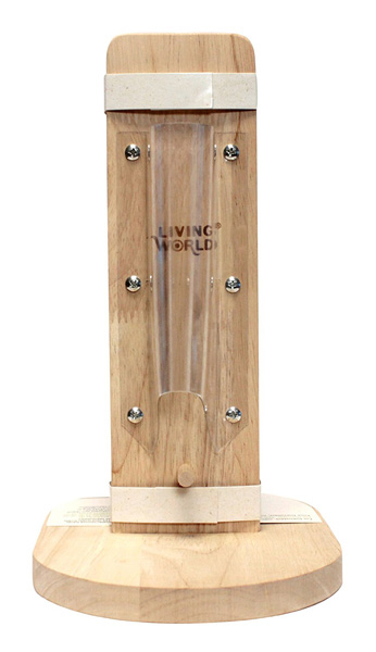 **Optimierte Produktbeschreibung für LivingWorld Green Flaschenständer** Entdecken Sie den LivingWorld Green Flaschenständer – die perfekte Lösung für eine naturnahe Umgebung Ihres Kleintiers. Dieser hochwertige Flaschenständer wurde speziell für die beliebten Hagen LivingWorld ECO+ Glastränken entwickelt und bietet ein zusätzliches Fach für Knabberstangen. Hergestellt aus umweltfreundlichem Gummibaumholz, ermöglicht er Ihrem Tier einen einfachen Zugang zu frischem Wasser und leckeren Snacks, sei es im Käfig, im Terrarium oder im Freilauf. Dank des durchdachten Designs ist keine Befestigung am Käfiggitter nötig: Die Trinkflasche wird einfach eingehängt und mit der mitgelieferten Metallfeder sicher fixiert. Auf der Rückseite können handelsübliche Knabberstangen oder andere längliche Leckereien, wie Karotten, problemlos eingesteckt werden. Mit den kompakten Gesamtmaßen von ca. 15 x 22,5 x 26,5 cm (BxTxH) und einem Fach für Knabberstangen von ca. 3 x 3,5 cm (BxT) ist dieser Flaschenständer nicht nur praktisch, sondern auch leicht zu transportieren und zu reinigen. Bitte beachten Sie, dass die Knabberstange und die Trinkflasche nicht im Lieferumfang enthalten sind. Mit dem LivingWorld Green Flaschenständer schaffen Sie eine authentische und gesunde Umgebung für Ihr Haustier – ganz im Sinne von Mutter Natur!