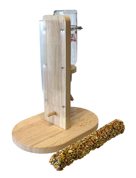 **Optimierte Produktbeschreibung für LivingWorld Green Flaschenständer** Entdecken Sie den LivingWorld Green Flaschenständer – die perfekte Lösung für eine naturnahe Umgebung Ihres Kleintiers. Dieser hochwertige Flaschenständer wurde speziell für die beliebten Hagen LivingWorld ECO+ Glastränken entwickelt und bietet ein zusätzliches Fach für Knabberstangen. Hergestellt aus umweltfreundlichem Gummibaumholz, ermöglicht er Ihrem Tier einen einfachen Zugang zu frischem Wasser und leckeren Snacks, sei es im Käfig, im Terrarium oder im Freilauf. Dank des durchdachten Designs ist keine Befestigung am Käfiggitter nötig: Die Trinkflasche wird einfach eingehängt und mit der mitgelieferten Metallfeder sicher fixiert. Auf der Rückseite können handelsübliche Knabberstangen oder andere längliche Leckereien, wie Karotten, problemlos eingesteckt werden. Mit den kompakten Gesamtmaßen von ca. 15 x 22,5 x 26,5 cm (BxTxH) und einem Fach für Knabberstangen von ca. 3 x 3,5 cm (BxT) ist dieser Flaschenständer nicht nur praktisch, sondern auch leicht zu transportieren und zu reinigen. Bitte beachten Sie, dass die Knabberstange und die Trinkflasche nicht im Lieferumfang enthalten sind. Mit dem LivingWorld Green Flaschenständer schaffen Sie eine authentische und gesunde Umgebung für Ihr Haustier – ganz im Sinne von Mutter Natur!