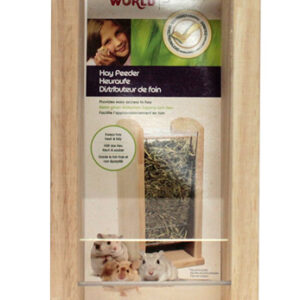 Die LivingWorld Green Heuraufe bringt die Natur direkt in das Zuhause Ihres Kleintiers. Hergestellt aus umweltfreundlichem Gummibaumholz und Plexiglasscheiben, bietet dieses hochwertige Produkt eine authentische und sichere Umgebung für Ihre kleinen Freunde. Die Heuraufe ermöglicht einen einfachen Zugang zu frischem Heu, egal ob im Käfig, Terrarium oder beim Freilauf. Sie kann flexibel an jedem Ort aufgestellt werden, ohne dass eine Befestigung am Käfiggitter erforderlich ist. Dies macht den Transport und die Reinigung besonders unkompliziert. Die geschlossene Aufbewahrungskammer verhindert, dass Ihr Tier im Heu liegt und es verschmutzt, wodurch Heuallergien minimiert werden. Ideal geeignet für Hamster, Mäuse und Rennmäuse, hat die Heuraufe die Außenmaße von ca. 13 x 13 x 26,5 cm (BxTxH). Bitte beachten Sie, dass das Heu nicht im Lieferumfang enthalten ist. Schaffen Sie eine gesunde und natürliche Umgebung für Ihr Kleintier mit der LivingWorld Green Heuraufe – ein unverzichtbares Zubehör für jeden Tierliebhaber!