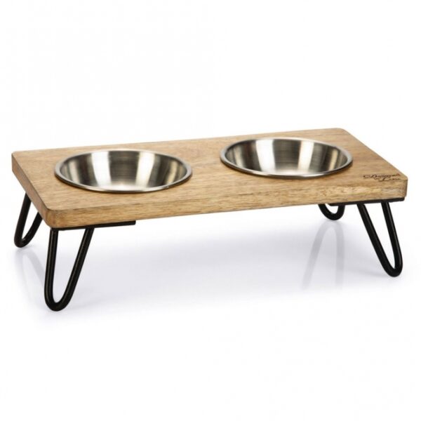 Entdecken Sie den stilvollen Napfständer Linga von Designed by Lotte, der das perfekte Abendessen für trendbewusste Katzen bietet! Hergestellt aus hochwertigem Mangoholz und robusten Metallelementen, fügt sich dieser Napfständer nahtlos in den angesagten industriellen Lifestyle-Trend ein. Die mitgelieferten Edelstahlnäpfe sind mit einer praktischen Anti-Rutsch-Schicht ausgestattet, die ein Klappern während des Fressens verhindert und so für eine ruhige Mahlzeit sorgt. Die spezielle Form der Näpfe wurde gezielt auf die Vorlieben und Bedürfnisse Ihrer Katze abgestimmt, während die Schutzfüße Kratzer auf Ihrem Boden vermeiden. Mit den kompakten Abmessungen von ca. 31 x 16 x 10 cm (2 x 160ml) ist dieser Napfständer nicht nur funktional, sondern auch ein echter Hingucker in Ihrer Wohnung. Gönnen Sie Ihrer Katze das Beste – mit dem Linga Napfständer!