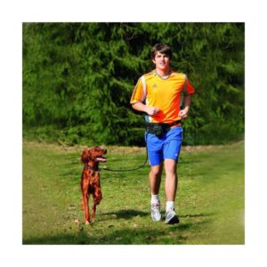 Erleben Sie das Jogging mit Ihrem Hund auf eine ganz neue Art mit unserem hochwertigen Jogging- und Dogging-Gurt! Dieser Sportgurt bietet Ihnen einen perfekten Sitz und trägt sich wie eine zweite Haut, sodass Sie sich voll und ganz auf Ihr Laufvergnügen konzentrieren können. Ausgestattet mit einer flexiblen Leine, einem Drehkarabiner und D-Ringen, ermöglicht er individuelle Positions- und Führungsmöglichkeiten für Ihren Hund. Die praktische Doppeltasche mit Handytasche (Klettverschluss) und Utensilientasche (Reißverschluss) sorgt dafür, dass Sie alles Wichtige griffbereit haben. Hergestellt aus wetterbeständigem Outdoormaterial, ist der Gurt robust und pflegeleicht. Zudem bietet er reflektierende Elemente für mehr Sicherheit bei Dämmerung und Dunkelheit. Die Universalgröße ist stufenlos verstellbar und passt sich Ihren Bedürfnissen an – von 65 bis 120 cm in der Länge und 25 mm in der Breite. Holen Sie sich jetzt den idealen Begleiter für Ihre Jogging-Ausflüge mit Ihrem Hund!