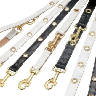 Die NOBLE LINE besticht durch ihr exklusives Design und hochwertige Verarbeitung. Jedes Stück dieser Linie vereint stilvolle Eleganz mit funktionaler Qualität, ideal für anspruchsvolle Kunden, die Wert auf Ästhetik und Langlebigkeit legen. Die goldenen Beschläge verleihen den Produkten einen luxuriösen Touch und machen sie zu einem echten Blickfang in jedem Raum. Entdecken Sie die NOBLE LINE und erleben Sie, wie hohe Qualität und zeitloses Design Ihr Zuhause bereichern können.