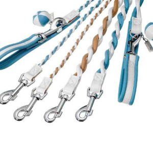Die COTTAGE LINE ist die ideale Wahl für stilbewusste Hundebesitzer, die ihrem Vierbeiner ein besonderes Accessoire gönnen möchten. Diese trendigen Halsbänder und Leinen zeichnen sich durch ein farblich erfrischendes Design aus und verleihen jedem Hund einen Hauch von edlem Schmuck, den nicht jeder Hund trägt. Hergestellt aus hochwertigem Kunstleder, bieten die Produkte nicht nur eine sorgfältige Verarbeitung, sondern auch einen hohen Tragekomfort. Mit ihrem modischen Design und den verchromten Beschlägen wird jedes Halsband aus der COTTAGE LINE schnell zum Lieblings-Accessoire Ihres Hundes. Entdecken Sie die perfekte Kombination aus Stil und Qualität für Ihren treuen Begleiter!