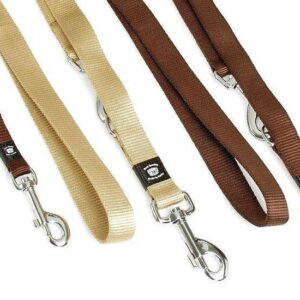 Entdecken Sie unser hochwertiges Nylonband, das aus stabilem Nylonmaterial gefertigt ist und in topmodischen Farben erhältlich ist. Mit verchromten Beschlägen bietet es nicht nur eine ansprechende Optik, sondern auch eine hohe Langlebigkeit. Dieses 250 cm lange Band ist 4-fach verstellbar und passt sich somit optimal Ihren Bedürfnissen an. Ideal für vielseitige Anwendungen, vereint es Funktionalität und Stil – perfekt für alle, die Wert auf Qualität und Design legen.