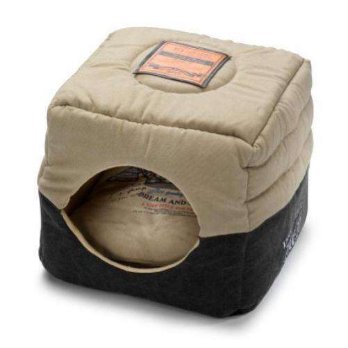 Verwöhnen Sie Ihre Katze mit dem D&D Lifestyle 2.0 Katzenkissen, das durch sein extravagantes und charakterstarkes Design besticht. Hergestellt aus schwerer Canvas-Qualität (100% Baumwolle) und einem Innenmaterial aus hochwertigem Polyester mit Volumeneffekt, bietet dieses Kissen sowohl Komfort als auch Langlebigkeit. Mit den Maßen von 35 x 35 x 18 cm passt es perfekt in jede Ecke Ihres Zuhauses und ist in der stilvollen Farbe Olive-Urban Brown erhältlich. Dieses Katzenkissen ist nicht nur ein echter Blickfang, sondern auch pflegeleicht: Es ist maschinenwaschbar bei maximal 30°C und sollte nicht gebügelt oder chemisch gereinigt werden. Gönnen Sie Ihrer Katze den besten Schlafplatz mit diesem hochwertigen und günstigen Katzenkissen von D&D Lifestyle!