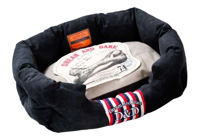 Entdecken Sie das extravagante Kissenbett von D&D, das speziell für Hunde und Katzen entworfen wurde. Dieses hochwertige Kissen überzeugt durch sein anspruchsvolles Design und die schwere Canvas-Qualität aus 100% Baumwolle, die sowohl langlebig als auch pflegeleicht ist. Das Innenmaterial aus 100% Polyester sorgt für einen angenehmen Volumeneffekt und maximalen Komfort für Ihr Haustier. Der abnehmbare Bezug ist bei 30 Grad waschbar, was die Reinigung zum Kinderspiel macht. In der eleganten Farbe desert-black und mit den Maßen 65 x 40 x 26 cm ist dieses Kissenbett nicht nur funktional, sondern auch ein stilvolles Möbelstück für Ihr Zuhause. Gönnen Sie Ihrem vierbeinigen Freund den besten Schlafplatz!