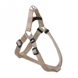 Dieser praktische und hochwertige Nylon-Hundegeschirr vereint eine einfache und bequeme Handhabung durch seine ausgeklügelte Konstruktion. Es ist stufenlos verstellbar und passt sich optimal dem Brustumfang von ca. 41 bis 58 cm an, wodurch es für verschiedene Hunderassen geeignet ist. Die stabilen Materialien und die verchromten Beschläge sorgen für eine hohe Qualität und Langlebigkeit. Zudem bietet der integrierte Sicherheitsverschluss zusätzlichen Schutz für Ihren Vierbeiner. In einem eleganten Beige ist dieses Geschirr nicht nur funktional, sondern auch stilvoll. Ideal für Hundebesitzer, die Wert auf Komfort und Sicherheit legen!