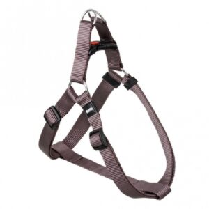 Dieser hochwertige Nylon-Hundegeschirr bietet eine einfache und bequeme Handhabung dank seiner ausgeklügelten Konstruktion. Es ist stufenlos verstellbar und passt sich somit optimal an den Brustumfang von ca. 36 bis 52 cm an. Die robusten, verchromten Beschläge sorgen für zusätzliche Sicherheit und Langlebigkeit. Mit einem praktischen Sicherheitsverschluss ausgestattet, ist dieses Geschirr sowohl für kleine als auch für große Hunde geeignet. In stilvollem Braun und mit einer Breite von 10 mm vereint es Funktionalität und ansprechendes Design. Entscheiden Sie sich für dieses günstige und qualitativ hochwertige Hundegeschirr, um Ihrem Vierbeiner den besten Komfort zu bieten!