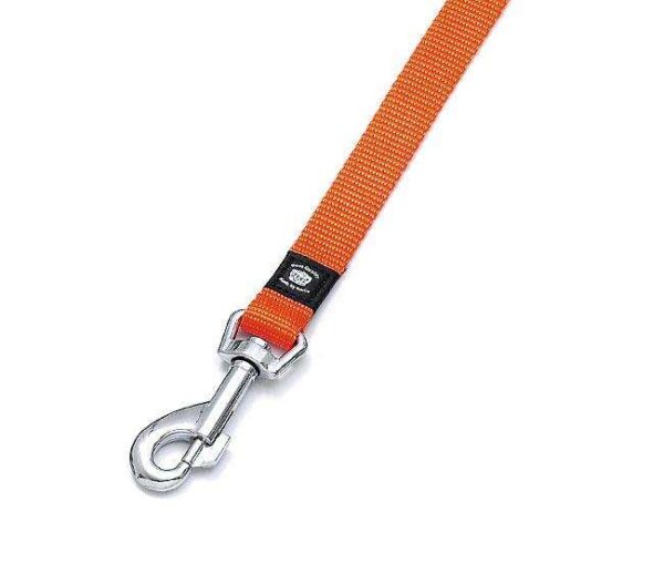 Entdecken Sie unsere stilvolle Tasche aus stabilem Nylonmaterial, die nicht nur durch ihre hohe Qualität überzeugt, sondern auch in topmodischen Farben erhältlich ist. Diese robuste Tasche ist ideal für den täglichen Gebrauch und bietet ausreichend Platz für all Ihre Essentials. Die verchromten Beschläge verleihen der Tasche einen eleganten Akzent und machen sie zu einem echten Hingucker. Mit dieser Tasche kombinieren Sie Funktionalität und modernes Design – perfekt für modebewusste Menschen, die Wert auf Qualität legen.