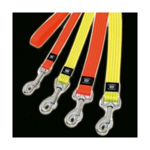 Die **Sportiv Plus Reflex Leinen** von **Karlie Flamingo** sind die perfekte Wahl für alle Hundebesitzer, die Wert auf Sicherheit und Qualität legen. Hergestellt aus stabilem **Nylon** und ausgestattet mit eingenähten **reflektierenden Fäden**, sorgen diese Leinen für eine hervorragende Sichtbarkeit bei Dämmerung und Dunkelheit. Die Leinen sind mit hochwertigen, verchromten Beschlägen versehen, die Langlebigkeit und Zuverlässigkeit garantieren. Mit einer **Länge von 100 cm** und einer **Breite von 25 mm** bieten sie optimalen Komfort und Kontrolle für jeden Spaziergang. Wählen Sie die auffällige **Farbe Neongelb**, um sicherzustellen, dass Sie und Ihr Hund immer gut sichtbar sind. Diese Leinen sind nicht nur funktional, sondern auch stilvoll – ideal für den täglichen Gebrauch!