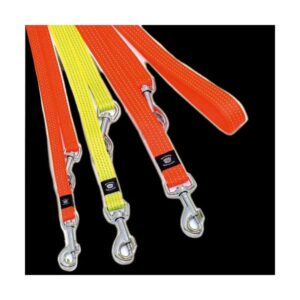 Die Art Sportiv Plus Reflex Führleinen von Karlie sind die perfekte Wahl für verantwortungsbewusste Hundebesitzer, die Wert auf Sicherheit und Qualität legen. Hergestellt aus robustem Nylon, bieten diese Leinen nicht nur hohe Stabilität, sondern auch zusätzliche Sicherheit durch die eingenähten reflektierenden Fäden. Mit einer Länge von 200 cm und einer Breite von 20 mm sind sie ideal für Spaziergänge bei Tag und Nacht. Die 3-fach verstellbare Funktion ermöglicht eine individuelle Anpassung, während die verchromten Beschläge für eine langlebige Nutzung sorgen. Wählen Sie die auffällige Farbe Neongelb für maximale Sichtbarkeit und Sicherheit – die perfekte Kombination aus Funktionalität und Stil für Ihren Hund!
