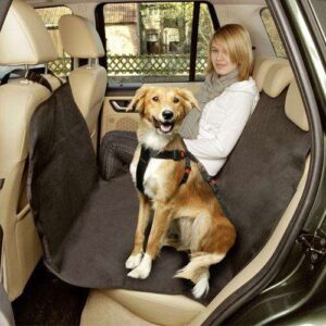 Schützen Sie Ihre Autopolster mit unserer hochwertigen Autoschutzdecke, die optimal gegen hartnäckige Hundehaare, Nässe und Schmutz schützt. Diese praktische Decke ist im Fußbereich durch einen speziellen Reißverschluss teilbar, sodass auch eine weitere Person bequem auf der Rückbank sitzen kann. Die Anbringung ist kinderleicht, und die Pflege ist unkompliziert – einfach abwaschbar und bei Nichtgebrauch platzsparend zusammenlegbar. Hergestellt aus strapazierfähigem Nylonmaterial, bietet die Decke nicht nur hohe Qualität, sondern auch eine ansprechende schwarze Farbe. Mit den Gesamtmaßen von 162 x 132 cm ist sie die ideale Lösung für alle Hundebesitzer, die ihr Auto sauber halten möchten.