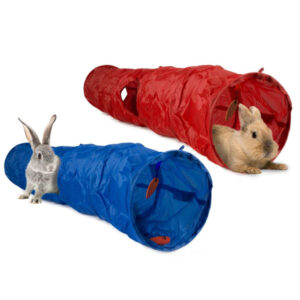 Diese vielseitige und strapazierfähige Nylonmatte ist ideal für den In- und Outdoor-Bereich und bietet Ihnen zahlreiche Einsatzmöglichkeiten. Mit einem praktischen Holzsnack und zwei stabilen Befestigungs-Heringen ausgestattet, bleibt die Matte sicher an ihrem Platz, egal ob im Garten, auf dem Balkon oder beim Camping. Die abwaschbare Oberfläche sorgt dafür, dass Sie stets eine saubere und hygienische Fläche haben, während die großzügigen Maße von 120 x 20 cm ausreichend Platz bieten. Wählen Sie aus verschiedenen Farben, um die Matte perfekt an Ihren Stil anzupassen (bitte beachten Sie, dass die Farbwahl je nach Lagerbestand erfolgt). Investieren Sie in diese hochwertige Matte und genießen Sie Komfort und Funktionalität für jeden Anlass!
