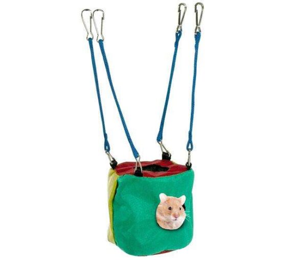 Entdecken Sie das Karlie Rody Cosy Raschelhaus, das speziell für Hamster und Mäuse entwickelt wurde. Dieses hochwertige und gemütliche Rückzugsort ist ideal für den In- und Outdoor-Bereich und lässt sich einfach in das Nagerheim hineinhängen. Mit einem Durchmesser von ca. 10 cm bietet es Ihren kleinen Freunden einen perfekten Platz zum Entspannen und Spielen. Das Raschelhaus fördert das Wohlbefinden Ihrer Haustiere und sorgt für eine artgerechte Haltung. Bitte beachten Sie, dass die Farben von der Abbildung abweichen können. Schaffen Sie eine ansprechende Umgebung für Ihre Nager mit diesem praktischen und günstigen Zubehör!
